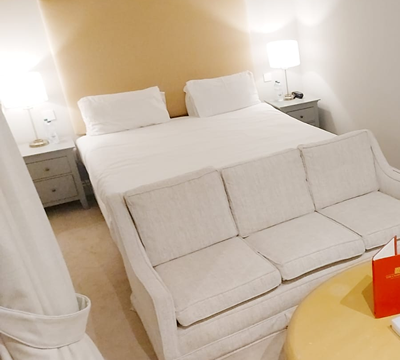 Hotel room 400×400