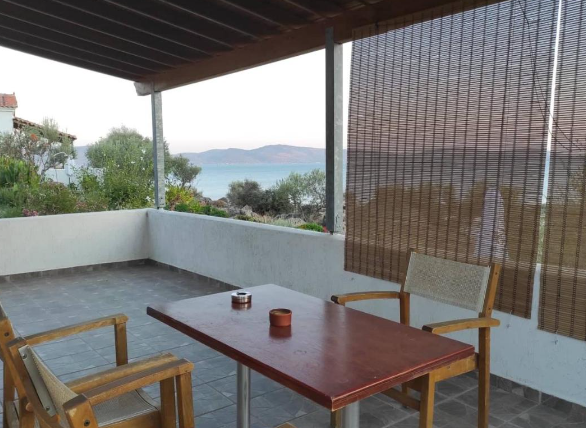 Koulmos villa dining area with table