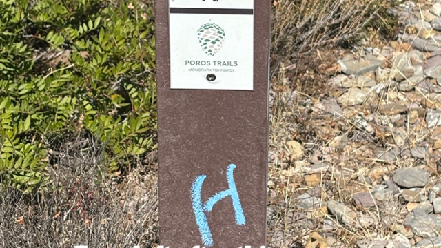 sign showing directions to Geromines beach